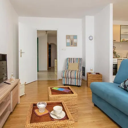 Apartment Three-bedroom In Splitska