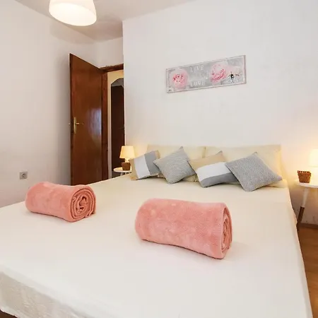 Three-bedroom In Apartment Splitska
