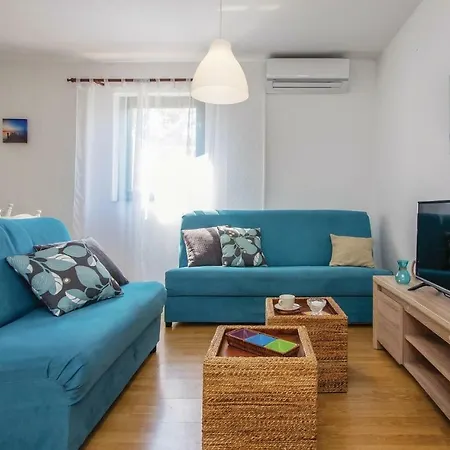 Apartment Three-bedroom In Splitska