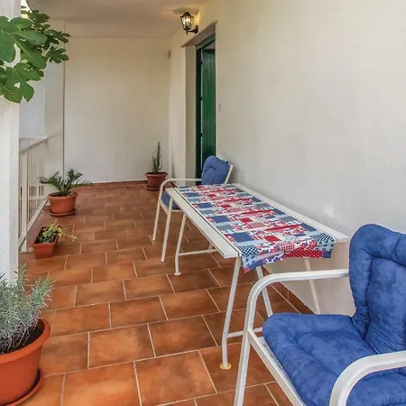 Apartment Three-bedroom In Splitska